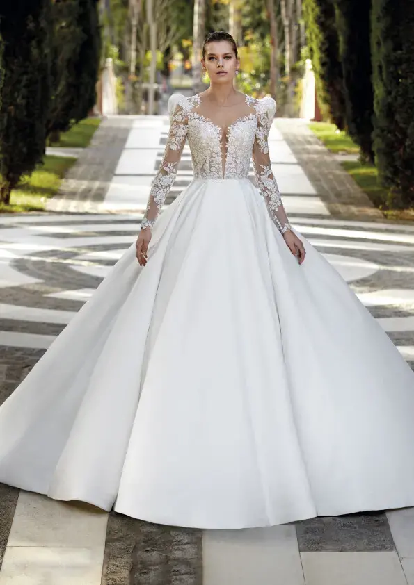 Boldog csipkerózsika az esküvője napján: Demetrios menyasszonyi ruhában a terézvárosi Laura esküvői ruhaszalonban elérhető, bérelhető.