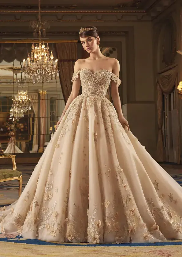 A Te nagy kapod királynője leszel ebben a Demetrios menyasszonyi ruhában. Bérelhető a budapesti Laura esküvői ruhaszalonban.