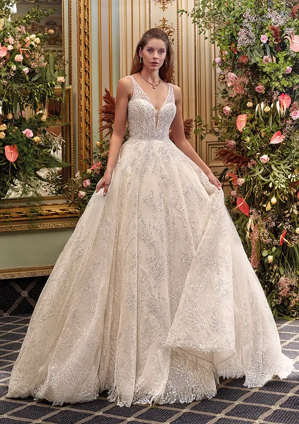 Legyél esküvőd valódi hercegnője ebben a csodás Demetrios mennyasszonyi ruhában! Kölcsönözhető a budapesti Laura esküvői ruhaszalonban.