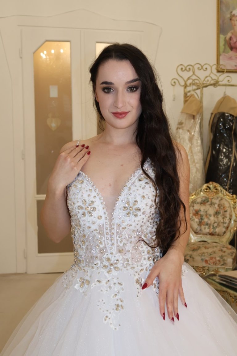 Laura esküvői ruhaszalon Budapest, Teréz körút 32, szalagavató, ruha kölcsönzése, outlet, eladás, exkluzív, outlet-kölcsönzés-bérlés, kristályos