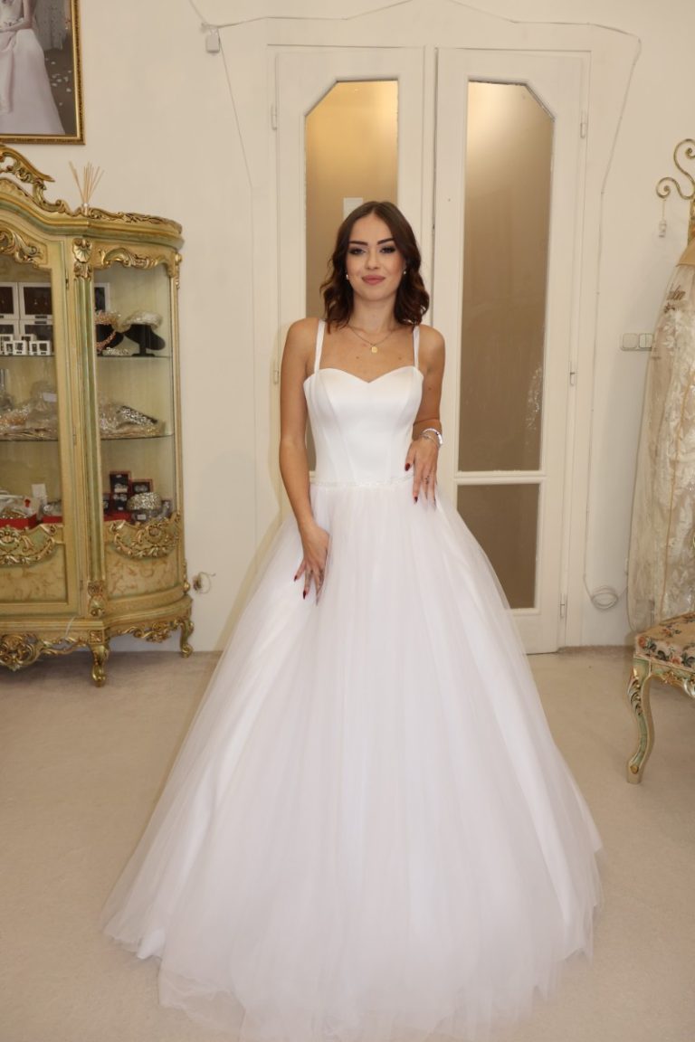 Laura esküvői ruhaszalon Budapest, Teréz körút 32, szalagavató, ruha kölcsönzése, outlet, eladás, exkluzív, outlet-kölcsönzés-bérlés, pántos, klasszikus, fehér