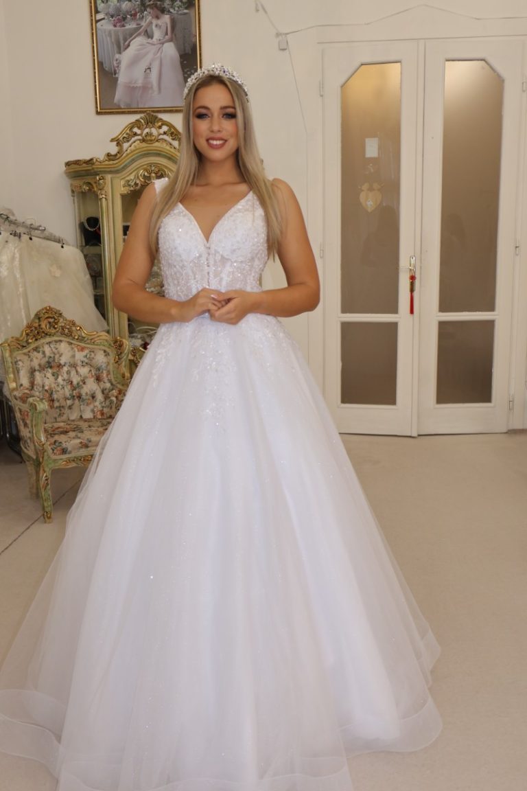 Laura esküvői ruhaszalon Budapest, Teréz körút 32, szalagavató, ruha kölcsönzése, outlet, eladás, exkluzív, outlet-kölcsönzés-bérlés, hagyományos, klasszikus