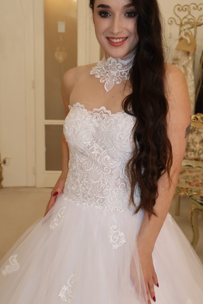 Laura esküvői ruhaszalon Budapest, Teréz körút 32, szalagavató, ruha kölcsönzése, outlet, eladás, exkluzív, outlet-kölcsönzés-bérlés, csipkés