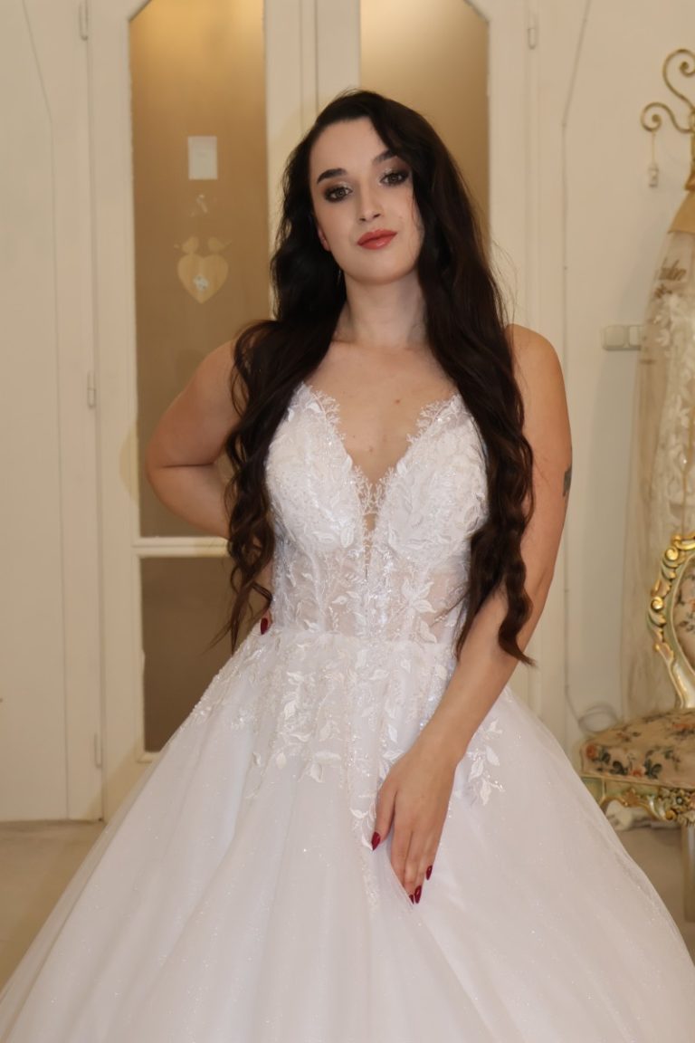 Laura esküvői ruhaszalon Budapest, Teréz körút 32, szalagavató, ruha kölcsönzése, outlet, eladás, exkluzív, outlet-kölcsönzés-bérlés, hímzett