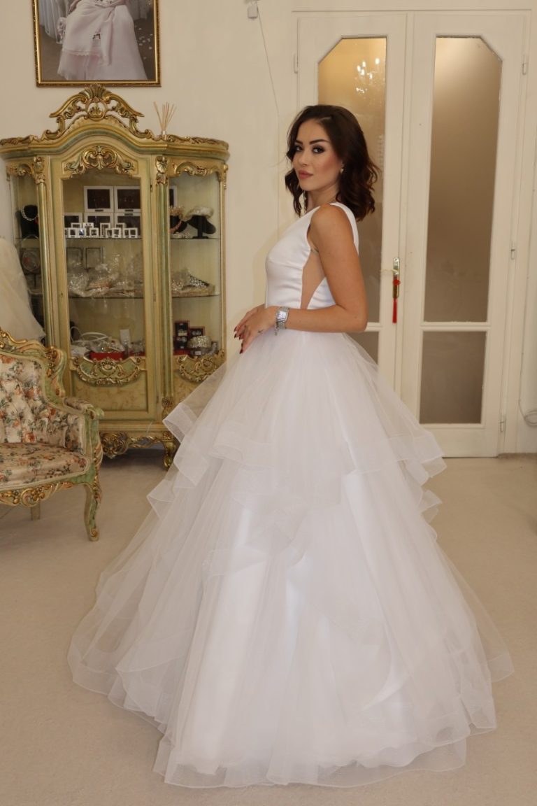Laura esküvői ruhaszalon Budapest, Teréz körút 32, szalagavató, ruha kölcsönzése, outlet, eladás, exkluzív, outlet-kölcsönzés-bérlés, tüll, fehér
