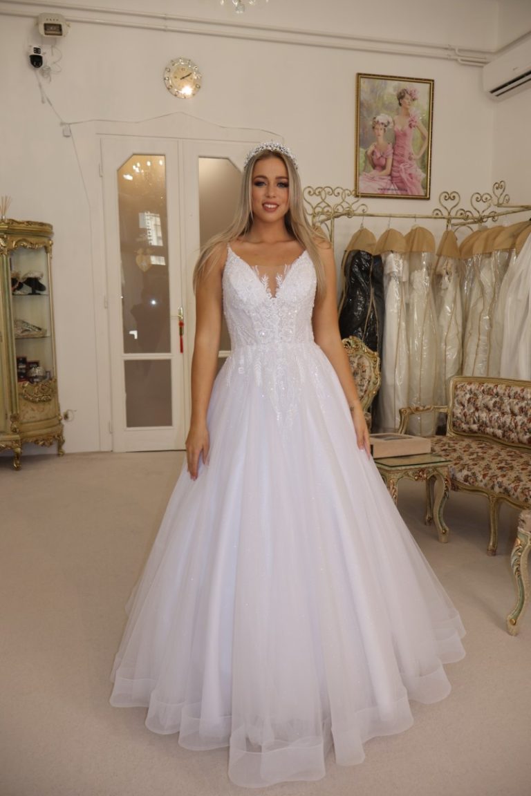 Laura esküvői ruhaszalon Budapest, Teréz körút 32, szalagavató, ruha kölcsönzése, outlet, eladás, exkluzív, outlet-kölcsönzés-bérlés, v kivágású