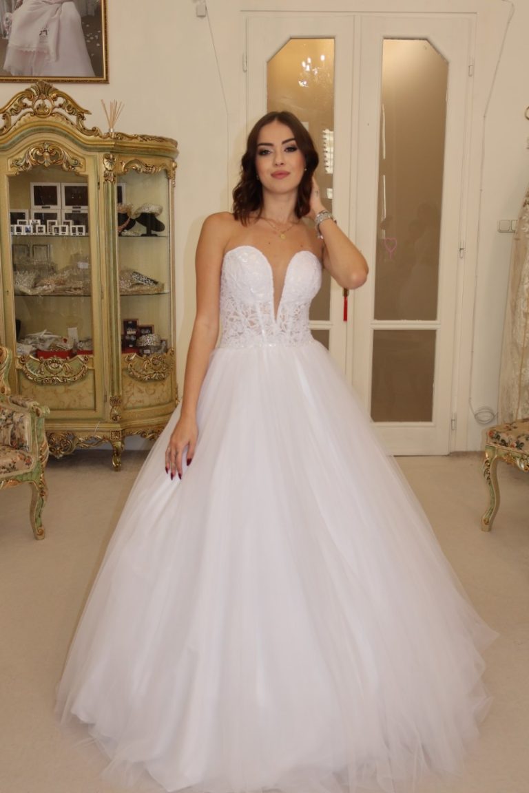 Laura esküvői ruhaszalon Budapest, Teréz körút 32, szalagavató, ruha kölcsönzése, outlet, eladás, exkluzív, outlet-kölcsönzés-bérlés, szív alakú